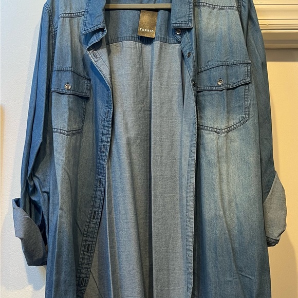 torrid Tops - Torrid Medium-Wash Denim Button-Down